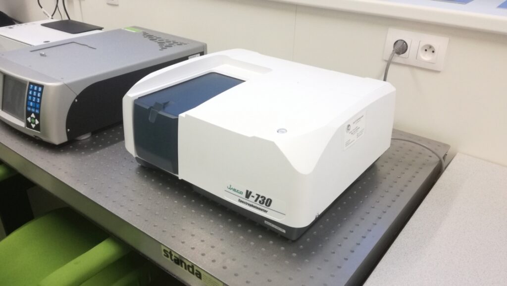 Cập nhật giá máy UV-Vis mới nhất, so sánh máy 1 tia và 2 tia, tư vấn chọn thiết bị phù hợp cho phòng thí nghiệm.